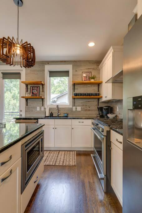 Perfectly Located-walk To Bars- Close To Broadway *