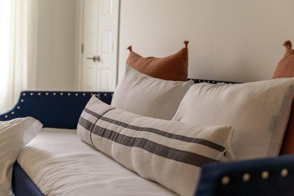 Perfectly Located-walk To Bars- Close To Broadway