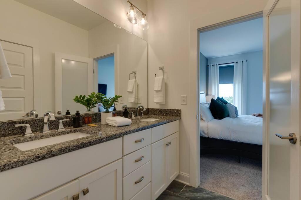 Holiday home Perfectly Located-walk To Bars- Close To Broadway